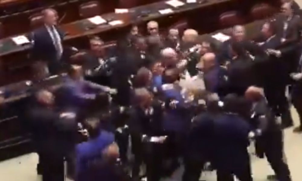 sessao-no-parlamento-da-italia-e-interrompida-por-briga,-socos-e-resgate-de-cadeira-de-rodas;-veja-video