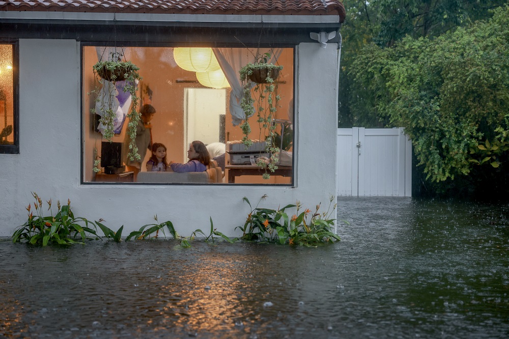voos-sao-cancelados-e-moradores-deixam-suas-casas-apos-inundacoes-na-florida;-governador-decreta-emergencia