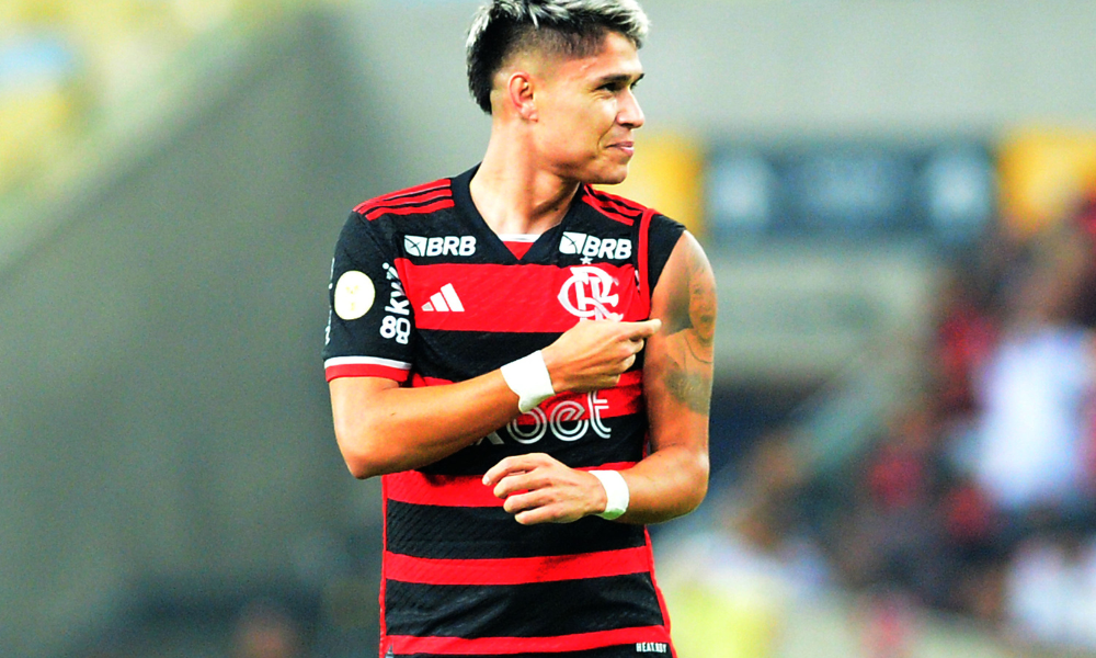 luis-araujo-marca-duas-vezes,-garante-vitoria-sobre-o-gremio-e-flamengo-volta-a-lideranca-do-brasileirao