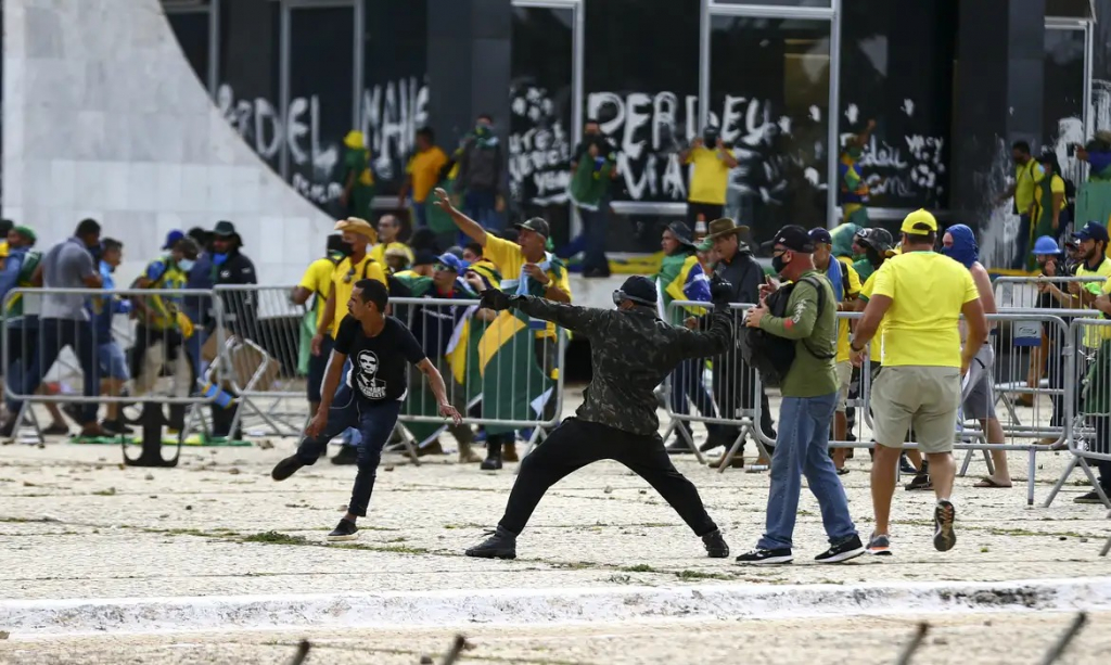 governo-milei-entrega-ao-itamaraty-informacoes-sobre-foragidos-do-8-de-janeiro