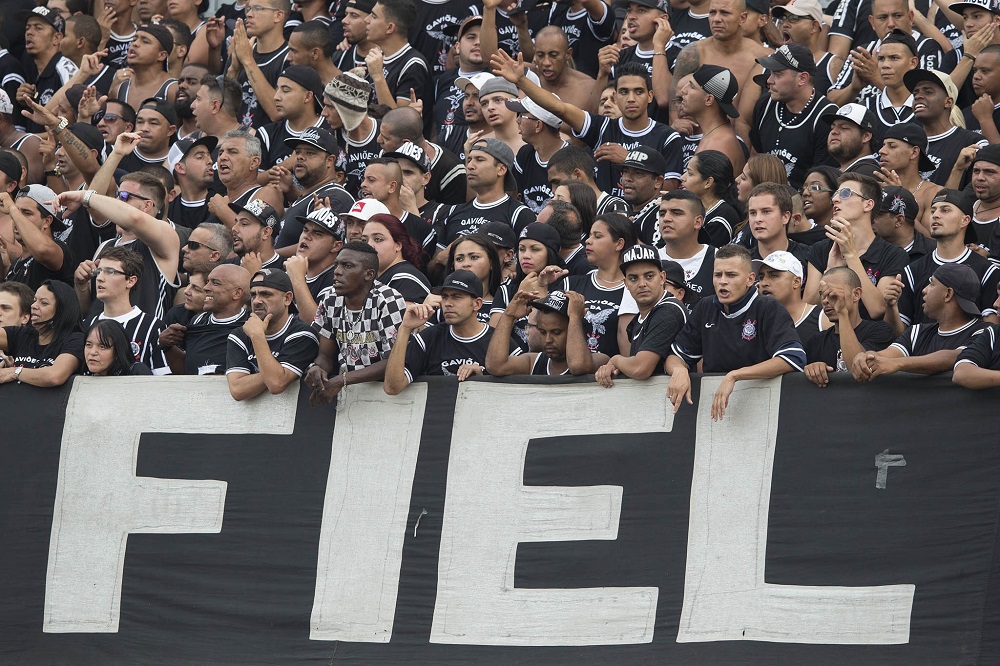 torcida-organizada-do-corinthians-invade-parque-sao-jorge-e-faz-cobrancas-ao-time-e-a-diretora