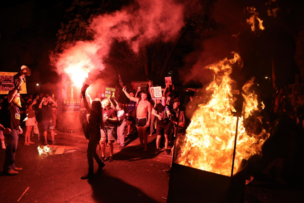 manifestantes-protestam-contra-netanyahu-em-tel-aviv-com-cartazes-de-‘ministro-do-crime’