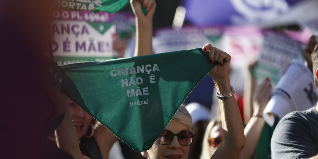 manifestantes-protestam-contra pl-do-aborto-no-rio-e-em-sao-paulo