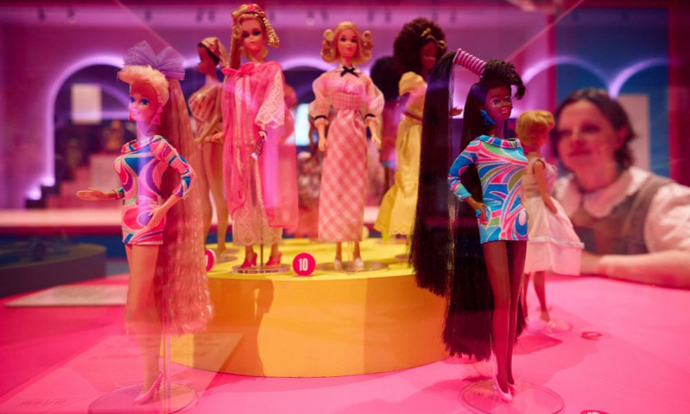 museu-de-londres-lanca-exposicao-para-celebrar-os-65-anos-da-boneca-barbie