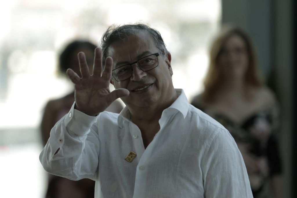 ‘sou-heterossexual’,-diz-presidente-da-colombia-sobre-suposto-video-com-mulher-trans