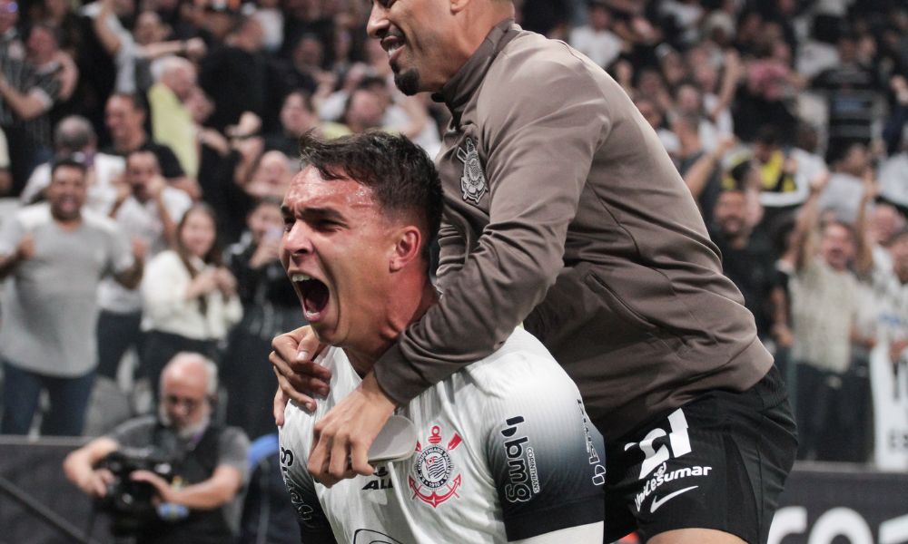 garro-marca-duas-vezes,-corinthians-cede-empate,-mas-acha-gol-salvador-no-fim-e-vence-vitoria