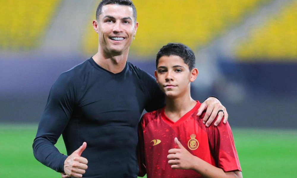 sonho-de-atuar-ao-lado-do-filho-faz-cristiano-ronaldo-adiar-aposentadoria,-diz-ex-jogador