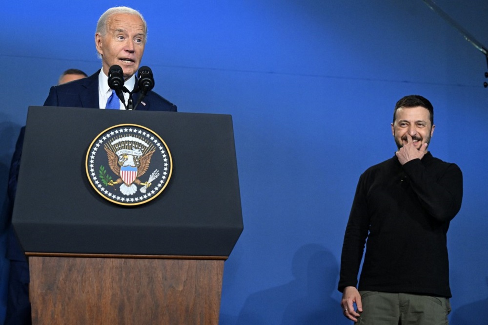 biden-se-confunde-e-apresenta-zelensky-como-putin-em-cerimonia-da-otan