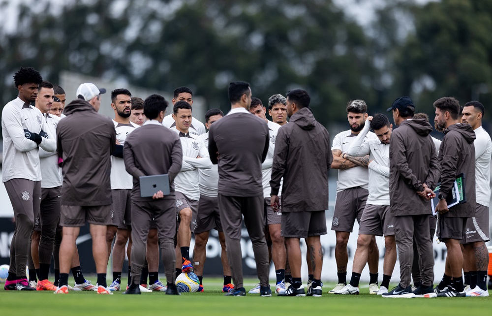 gavioes-da-fiel-entrega-a-jogadores-do-corinthians-cartilha-com-historia-do-clube-e-recomendacoes