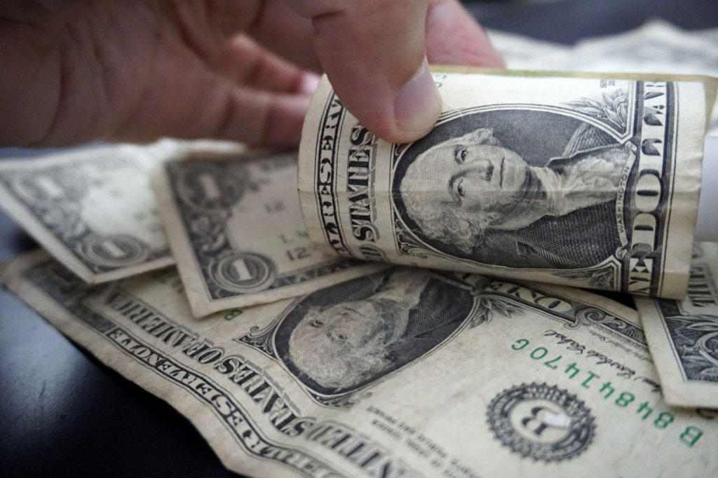 dolar-tem-alta-de-2%-e-fecha-a-r$-5,58-em-dia-de-instabilidade-economica