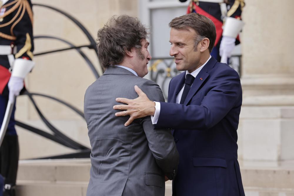 macron-recebe-milei-na-franca-apos-polemica-sobre-canticos-racistas