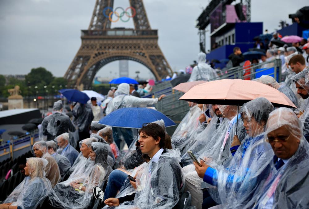 sob-chuva,-publico-comeca-a-encher-arquibancadas-para-cerimonia-de-abertura-das-olimpiadas