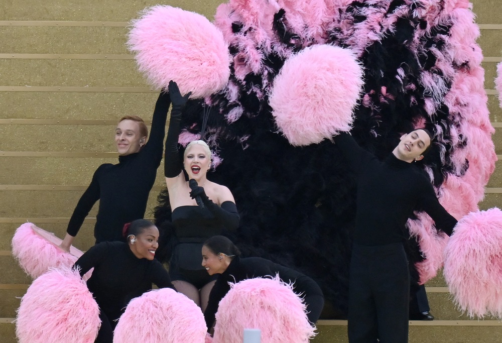 lady-gaga-abre-as-olimpiadas-de-paris-com-homenagem-a-edith-piaf-e-zizi-jeanmaire