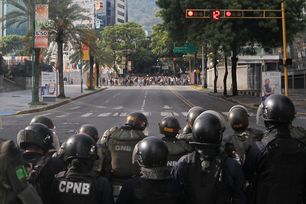 aos-gritos-de-‘liberdade’,-centenas-de-pessoas-protestam-contra-reeleicao-de-maduro-em-caracas