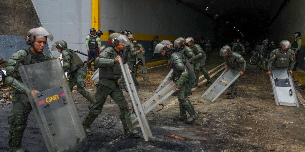 atos-na-venezuela-tem-749-presos,-48-policias-feridos-e-um-morto