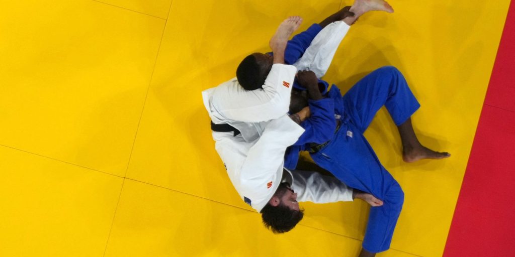 judo:-rafael-macedo-vence-3-lutas,-mas-deixa-escapar-o-bronze-em-paris