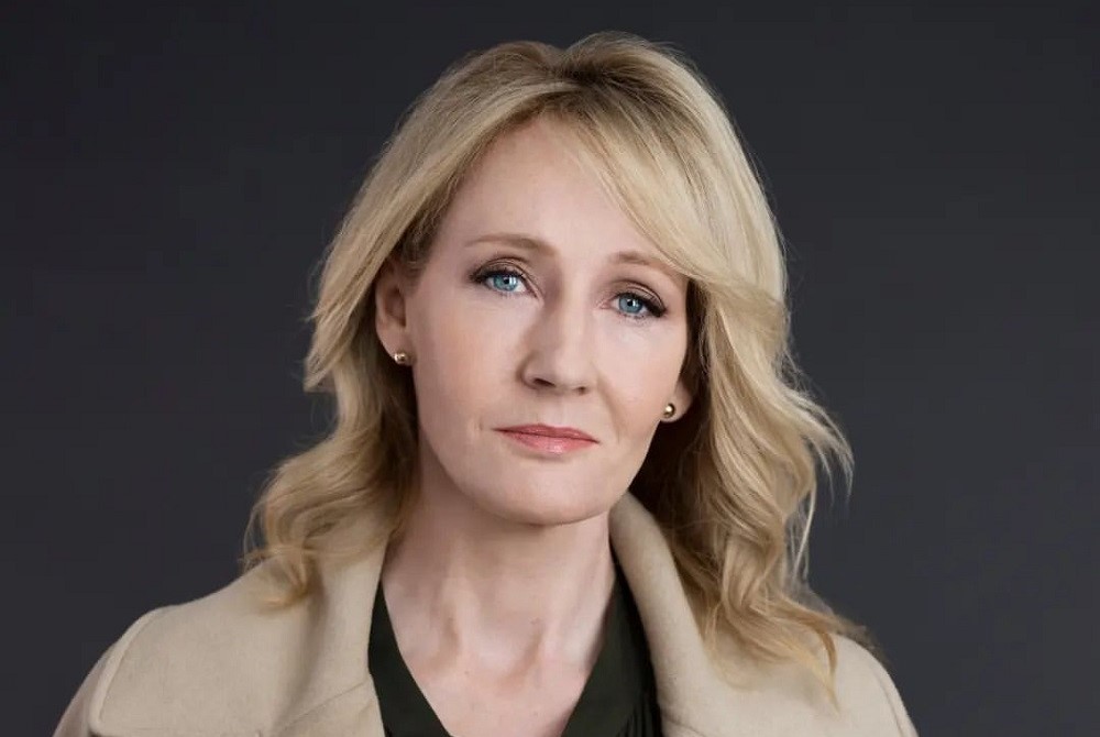 peca-que-explora-declaracoes-polemicas-de-jk.-rowling-sobre-pessoas-trans-estreia-no-festival-de-edimburgo