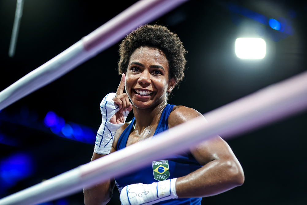 jucielen-romeu-ganha-duro-combate-com-americana-e-fica-perto-de-disputar-medalha-no-boxe