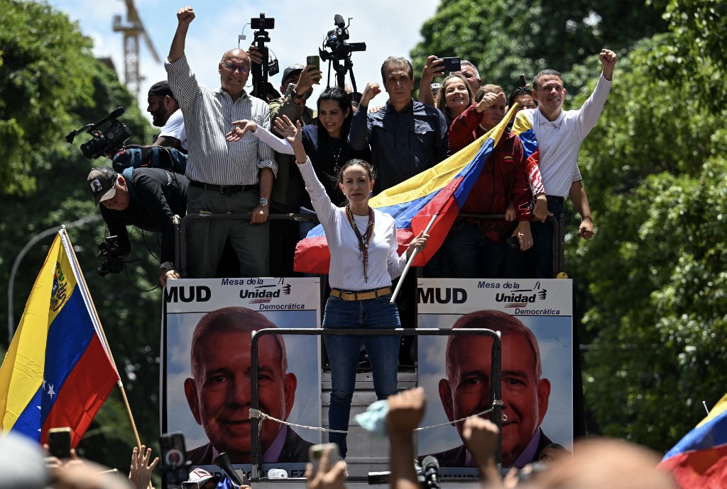 ‘maduro-e-ilegitimo’,-diz-corina-em-manifestacao-que-rejeita-a-vitoria-eleitoral-na-venezuela