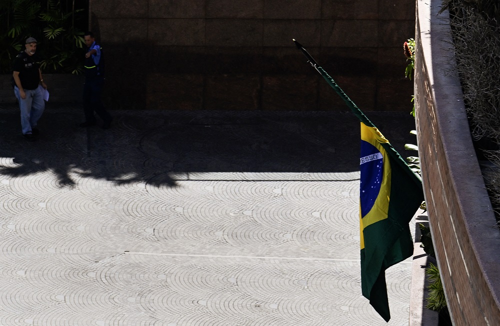 brasil-retira-bandeira-que-estava-hasteada-na-embaixada-da-argentina-em-caracas-apos-pedido-de-maduro