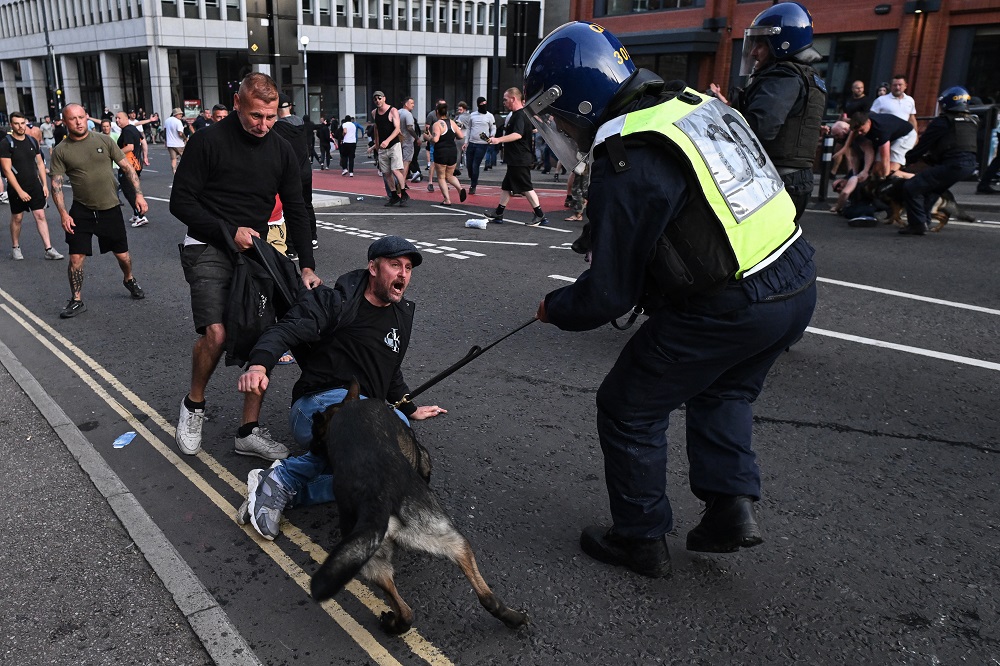 reino-unido-tem-quinto-dia-de-violentos-protestos,-e-primeiro-ministro-culpa-‘brutalidade-de-extrema-direita’