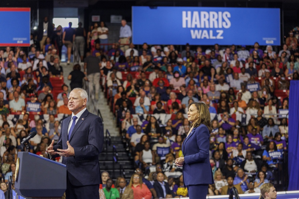 kamala-harris-faz-1o-comicio-ao-lado-de-tim-walz,-seu-candidato-a-vice-presidente-dos-eua