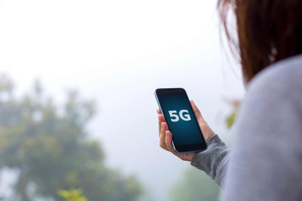 falhas-permite-que-hackers-espionem-celulares-pelo-5g,-alerta-estudo