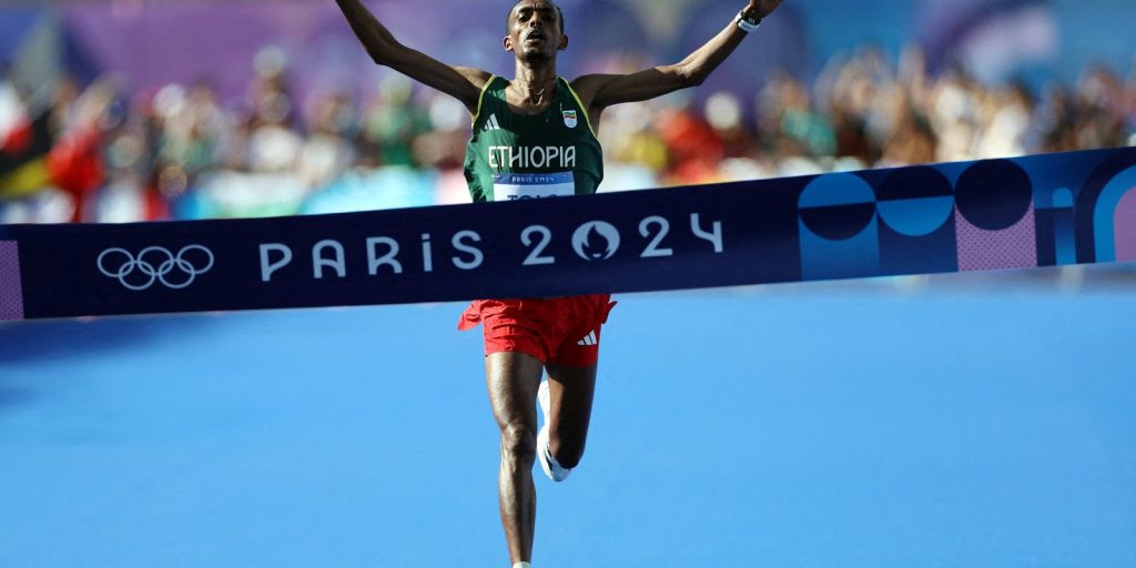 etiope-tamirat-tola-vence-maratona-masculina-e-bate-recorde-em-paris