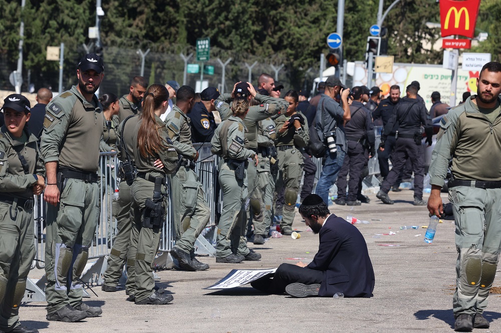 judeus-ultraortodoxos-fogem-de-convocacao-do-exercito-e-perdem-subsidios-estatais