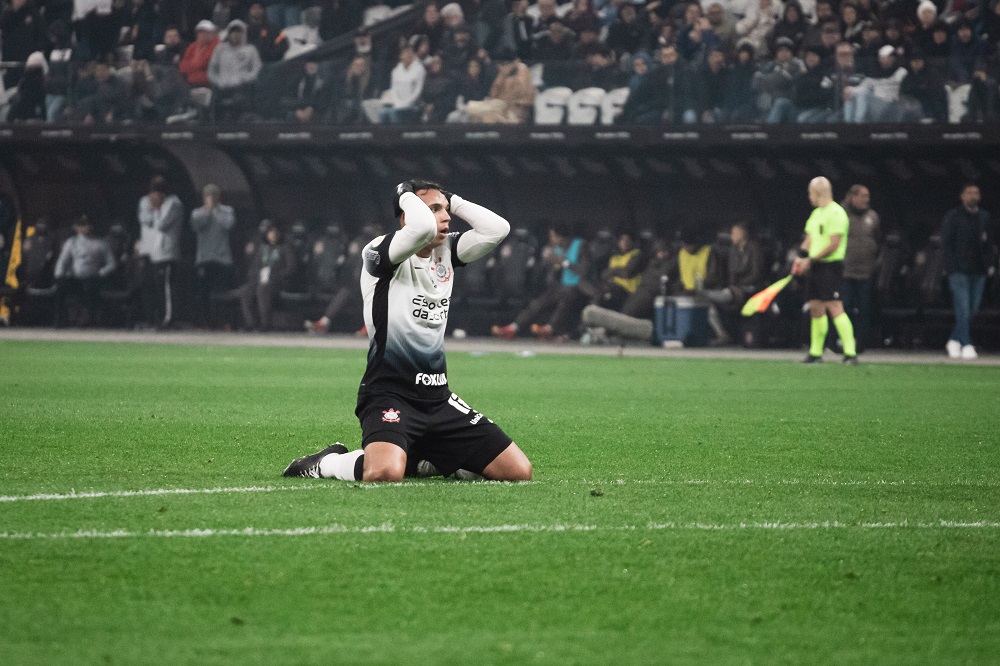 comissao-tecnica-admite-que-corinthians-precisa-de-‘capricho’-e-de-homem-gol-para-se-reerguer