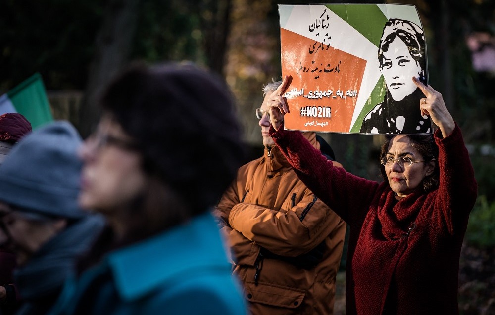 por-nao-estar-usando-veu,-mulher-e-baleada-por-policiais-no-ira-e-fica-paralitica