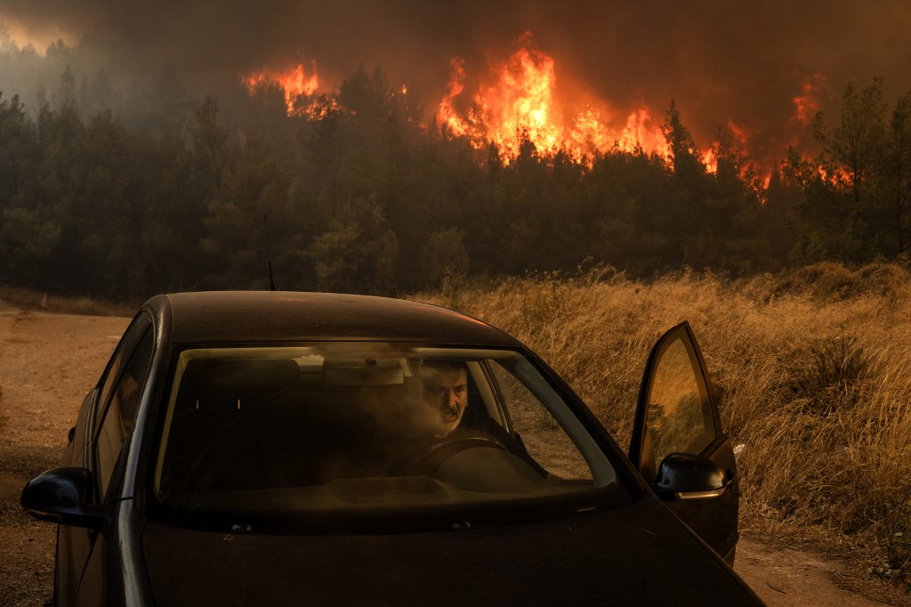 moradores-da-grecia-fogem-de-cidade-historica-ameacada-por-incendios-florestais