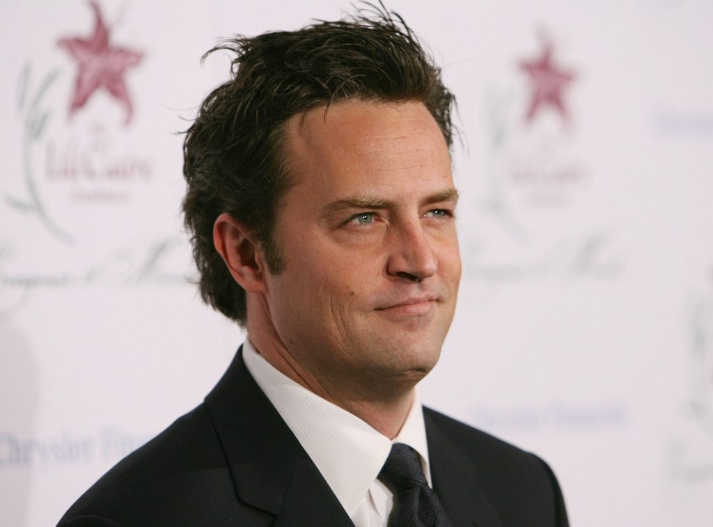 cinco-pessoas-sao-denunciadas-por-conexao-com-morte-do-ator-matthew-perry