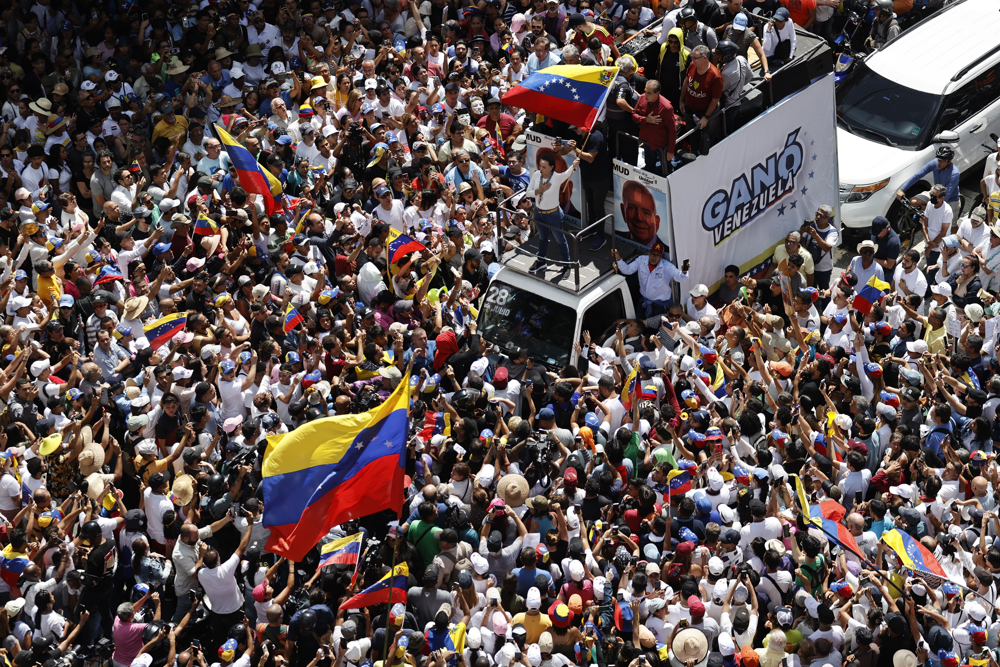 com-presenca-de-maria-corina-machado,-oposicao-toma-as-ruas-de-caracas-em-novo-protesto-contra-maduro