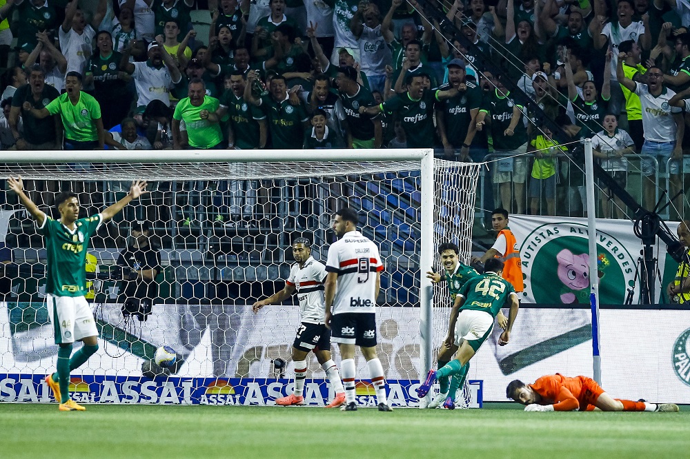 com-falha-do-goleiro-rafael,-palmeiras-marca-no-ultimo-lance-e-vence-o-sao-paulo-em-casa