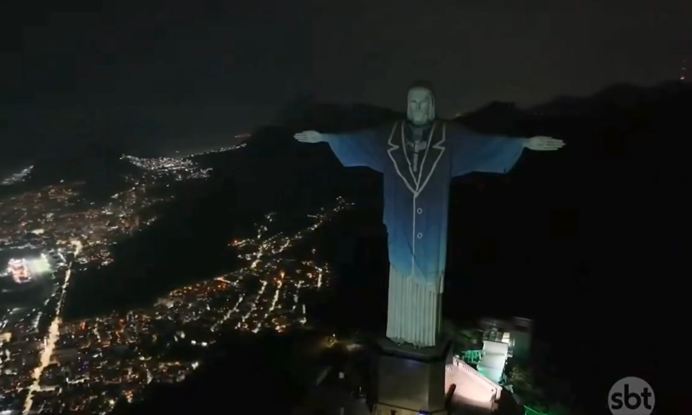 cristo-redentor-homenageia-silvio-santos-e-reproduz-ate-o-iconico-microfone