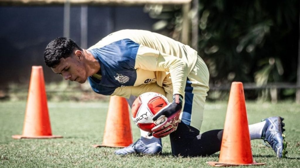 promessa-do-santos,-joao-pedro-comemora-convocacao-para-a-selecao-sub-16