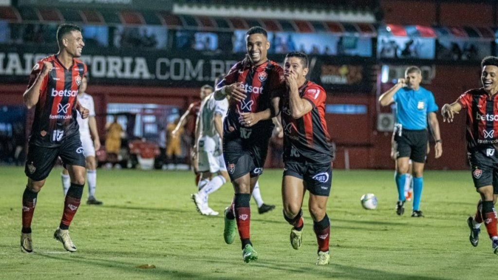 vitoria-sai-na-frente,-mas-cede-o-empate-diante-do-cruzeiro-no-barradao