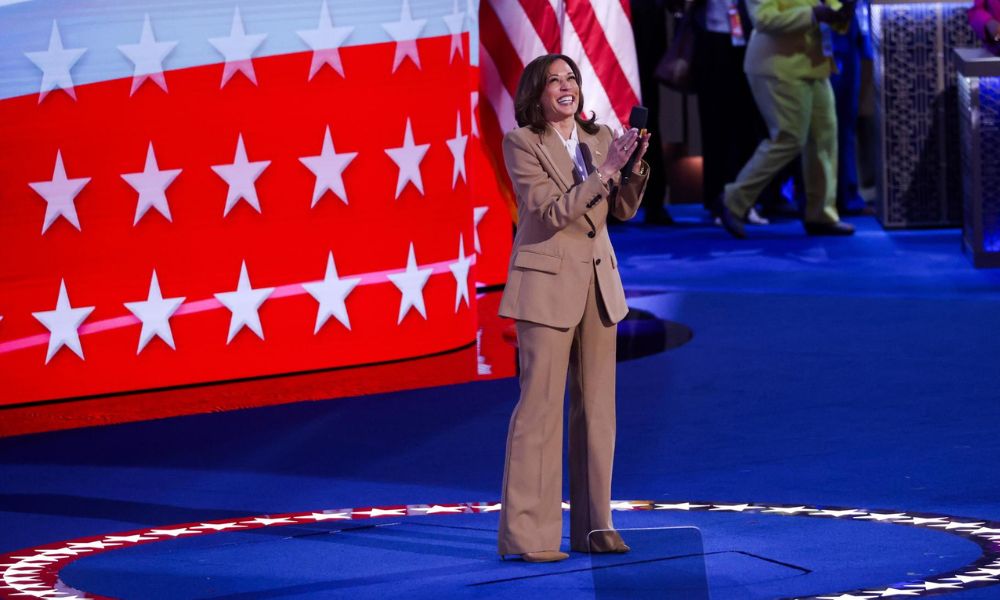 kamala-harris-faz-homenagem-para-biden-na-abertura-da-convencao-democrata:-‘presidente-incrivel’