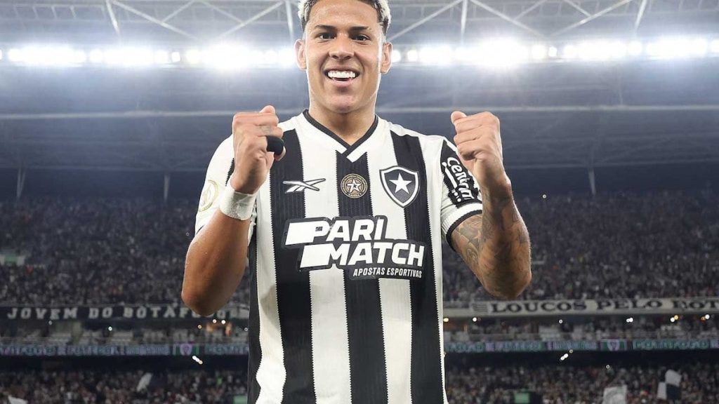 matheus-martins-acirra-disputa-no-ataque-do-botafogo