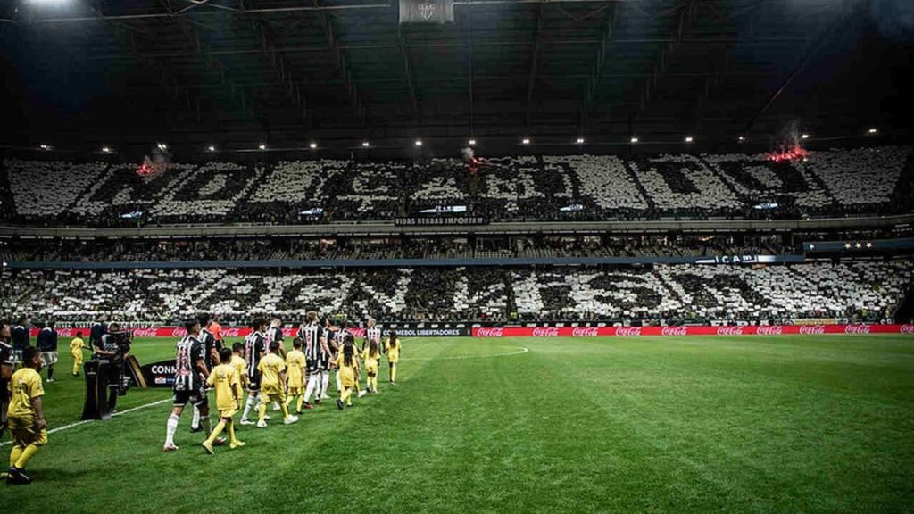 com-direito-a-mosaico,-torcida-do-atletico-protesta-contra-o-racismo