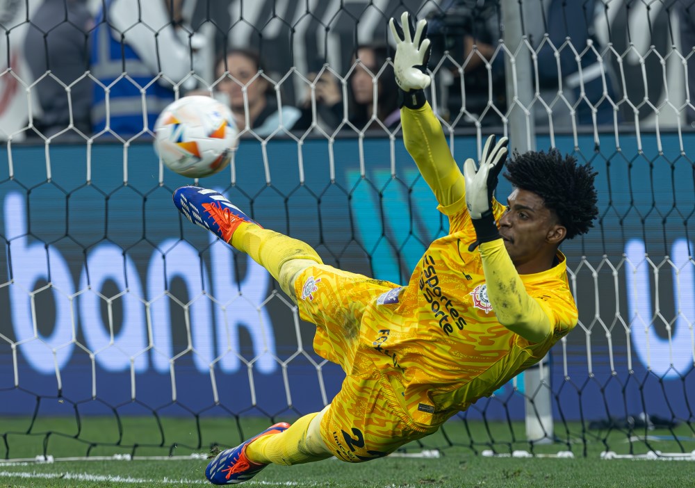 heroi-da-classificacao-na-sul-americana,-hugo-diz-que-deseja-permanecer-para-‘fazer-historia’-no-corinthians