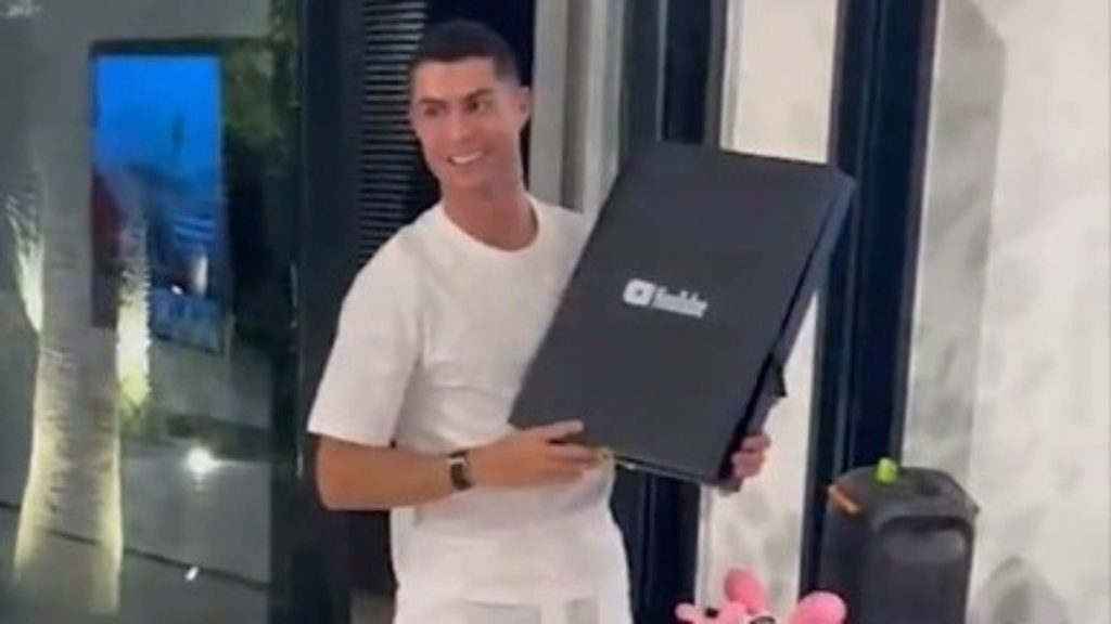 video:-cristiano-ronaldo-recebe-placa-especial-do-youtube-e-presenteia-filhos