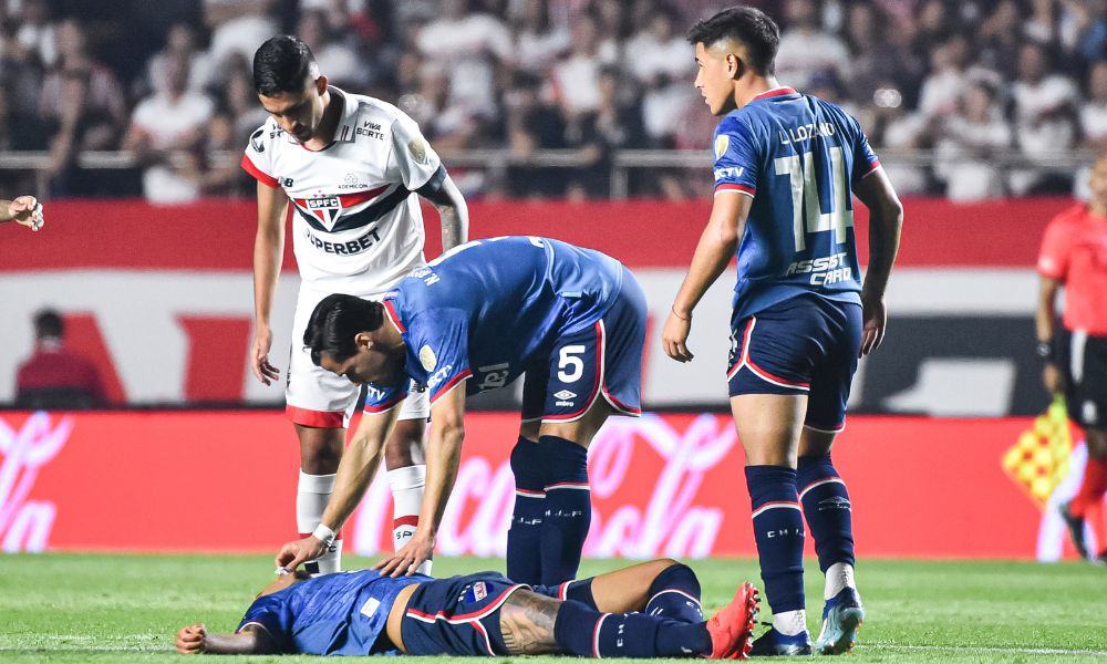 jogador-do-nacional-passa-mal,-cai-desacordado-e-precisa-ser-retirado-de-ambulancia-do-jogo-contra-o-sao-paulo