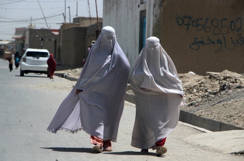 taliba-proibe-que-mulheres-falem-em-publico-e-torna-o-hijab-inegociavel