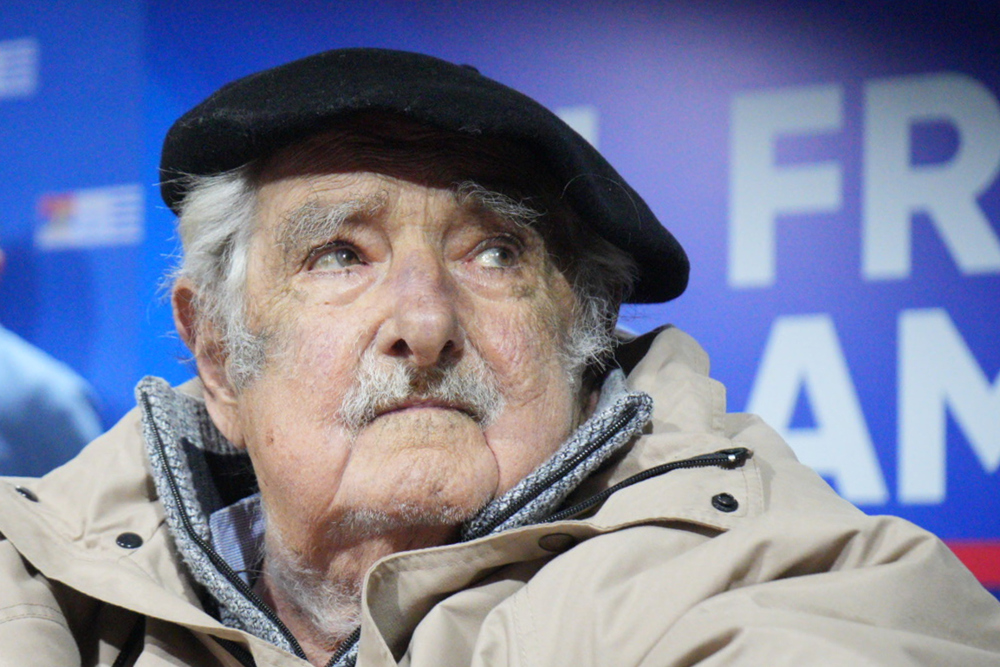 mujica-deixa-o-hospital-com-saude-‘fragil’,-mas-com-‘conviccoes’-de-que-cancer-foi-curado,-diz-medica