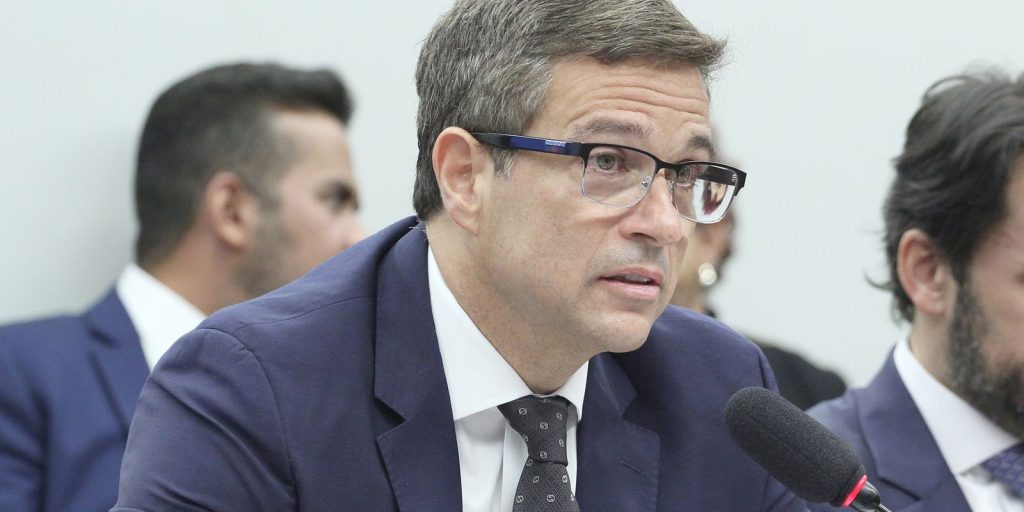 campos-neto-parabeniza-galipolo-por-indicacao-ao-comando-do-bc