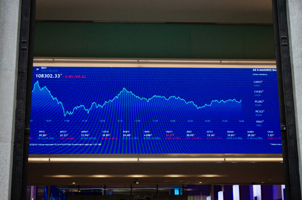 ibovespa-realiza-lucros-apos-maxima-historica-aos-137-mil-pontos-e-fecha-em-queda-de-quase-um-porcento