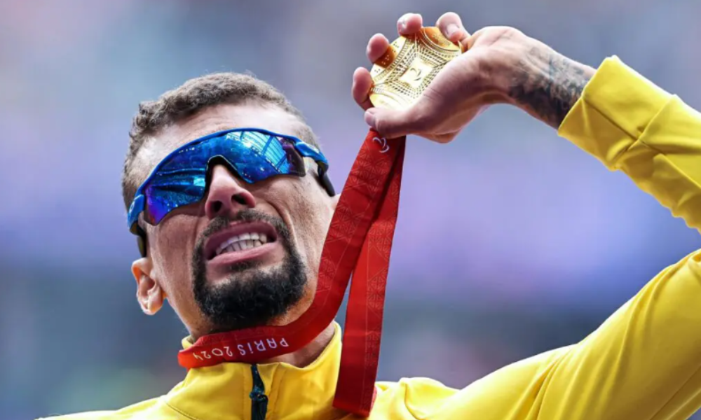 julio-cesar-leva-ouro-no-atletismo-nas-paralimpiadas-e-ainda-bate-recorde-mundial