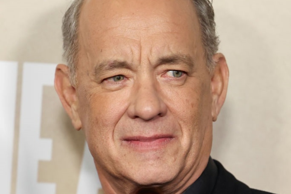 tom-hanks-denuncia-deepfakes-que-vendem-produtos-com-rosto-do-ator